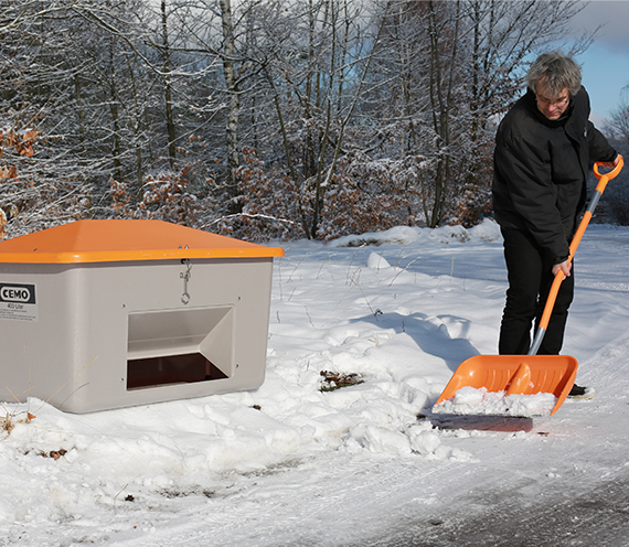 [Translate to English:] CEMO GFK Schneeschaufel und Streugutbehälter